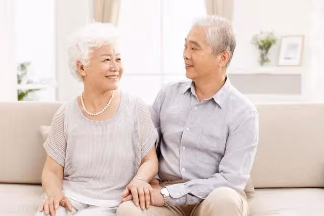 親家母穿金戴銀，兒子讓我給他還房貸，我怒懟：一分不出