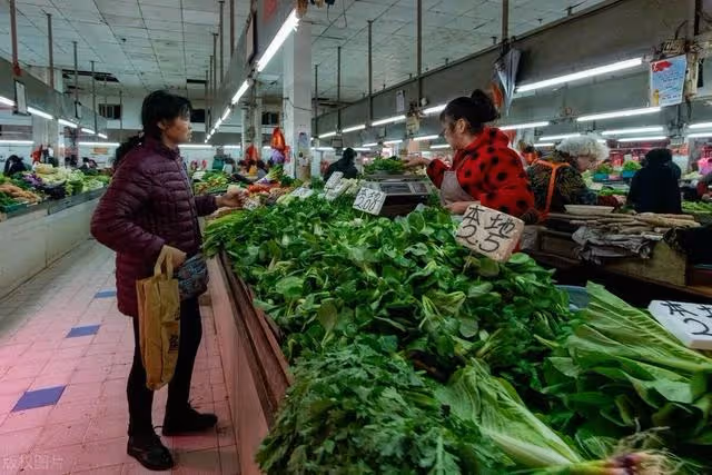 親家母穿金戴銀，兒子讓我給他還房貸，我怒懟：一分不出