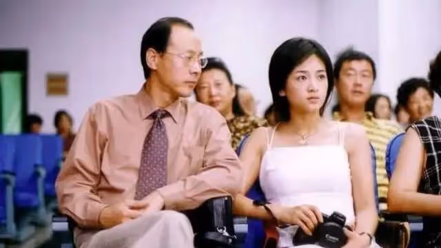 著名老戲骨，戲裡好色猥瑣，戲外痴情只愛老婆，兩個女兒均才貌雙全