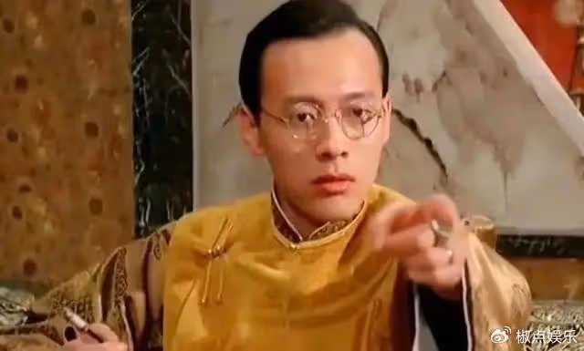 著名老戲骨,戲裡好色猥瑣,戲外痴情只愛老婆,兩個女兒均才貌雙全