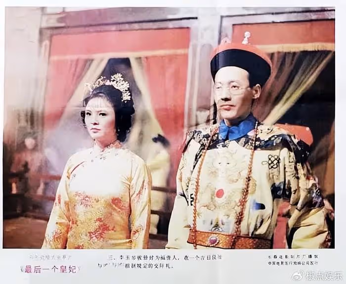 著名老戲骨,戲裡好色猥瑣,戲外痴情只愛老婆,兩個女兒均才貌雙全