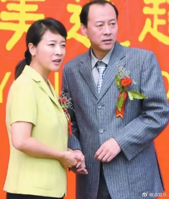 著名老戲骨,戲裡好色猥瑣,戲外痴情只愛老婆,兩個女兒均才貌雙全
