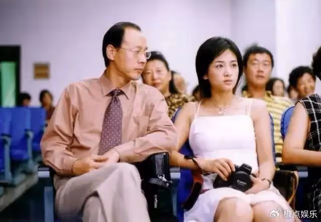 著名老戲骨,戲裡好色猥瑣,戲外痴情只愛老婆,兩個女兒均才貌雙全