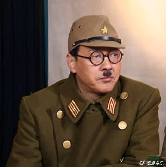 著名老戲骨,戲裡好色猥瑣,戲外痴情只愛老婆,兩個女兒均才貌雙全