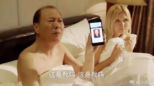 著名老戲骨,戲裡好色猥瑣,戲外痴情只愛老婆,兩個女兒均才貌雙全