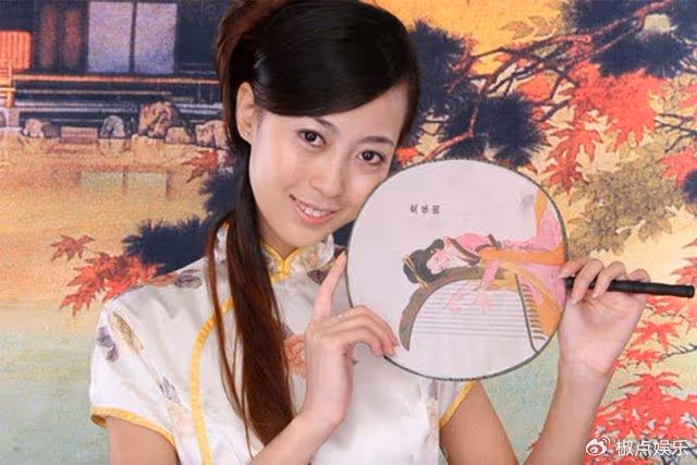 著名老戲骨,戲裡好色猥瑣,戲外痴情只愛老婆,兩個女兒均才貌雙全