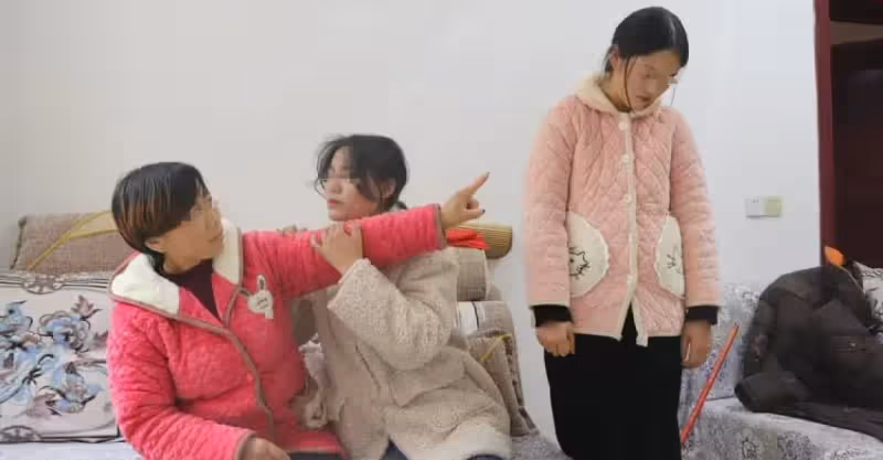 「生女兒不配上桌」我一耳光把婆婆打下桌：沒聽見小姑子說的話嗎