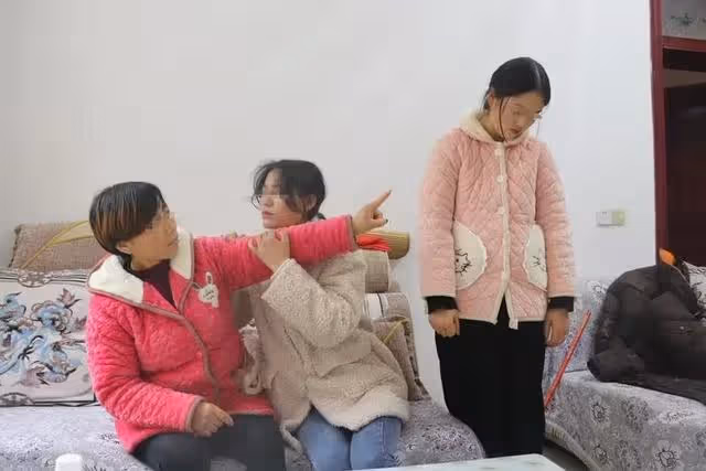 「生女兒不配上桌」我一耳光把婆婆打下桌:沒聽見小姑子說的話嗎