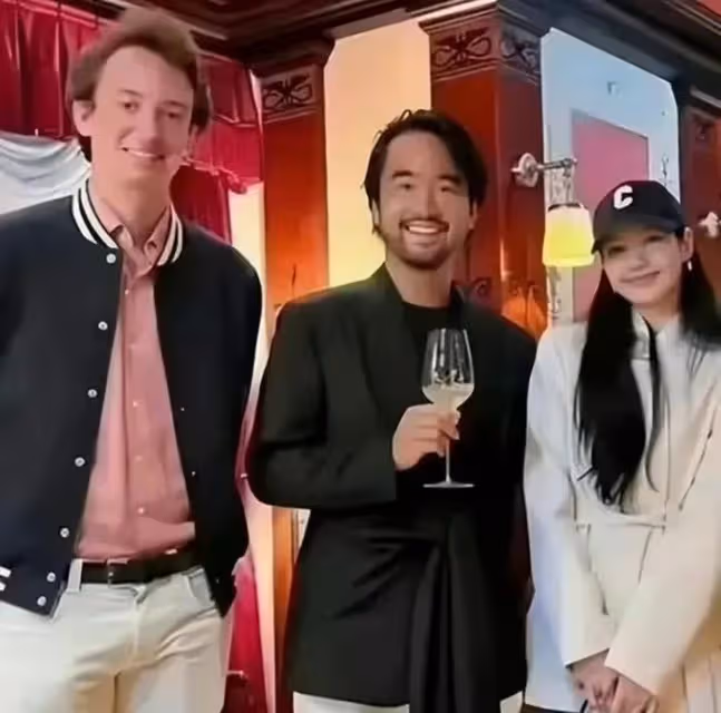 Lisa和LV三公子機場同框被偶遇,雙方家人開始互關,戀情已坐實?