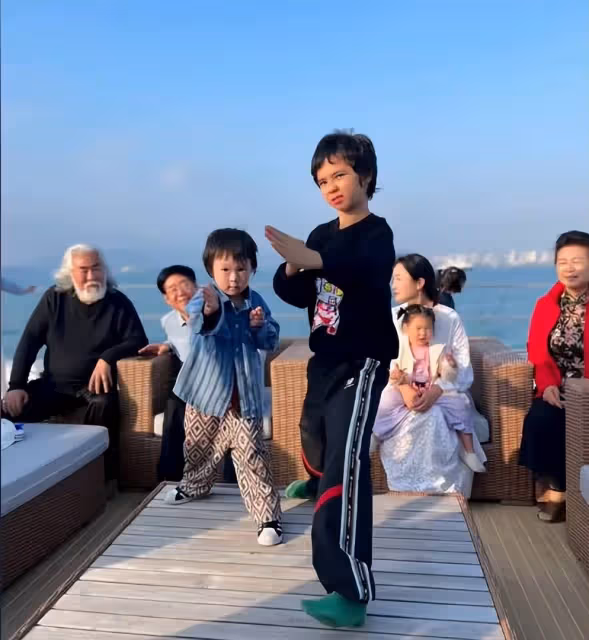 張紀中官宣混血兒子是夫人跟老外所生 網友:心真寬,一塊兒養了