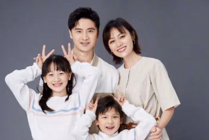 她23歲嫁冠軍,四年生一雙可愛兒女,與婆婆當「姐妹」,讓人羨慕