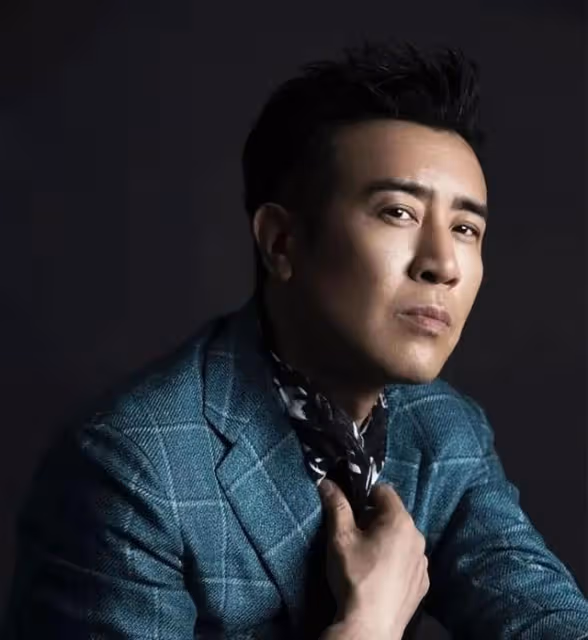 於和偉：吃大姐母乳長大，五姐供他讀大學.成名後給姐姐們買房
