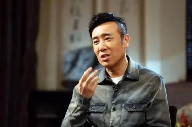 於和偉：吃大姐母乳長大，五姐供他讀大學.成名後給姐姐們買房