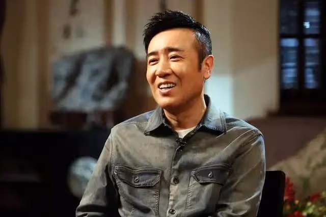 於和偉：吃大姐母乳長大，五姐供他讀大學.成名後給姐姐們買房