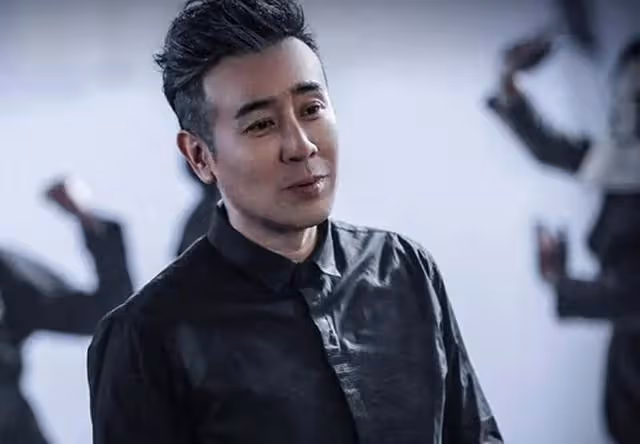 於和偉：吃大姐母乳長大，五姐供他讀大學.成名後給姐姐們買房