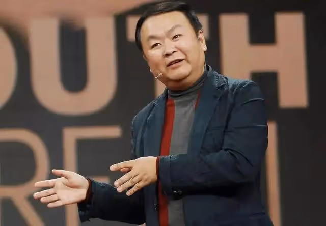 於和偉：吃大姐母乳長大，五姐供他讀大學.成名後給姐姐們買房