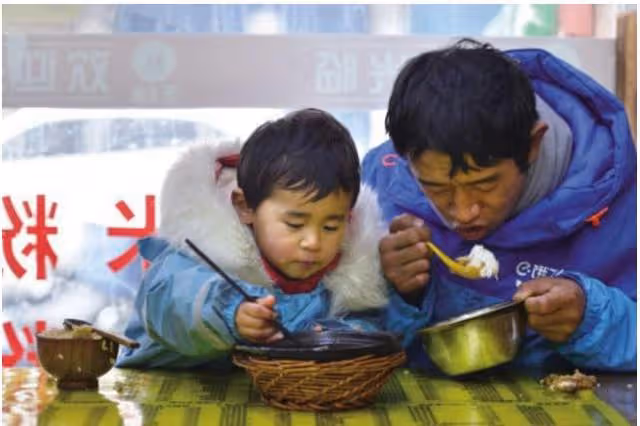 回顧：雲南36歲殘疾單親父親，背著女兒送外賣，用行動體現父愛