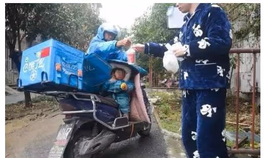 回顧：雲南36歲殘疾單親父親，背著女兒送外賣，用行動體現父愛