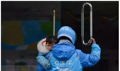回顧：雲南36歲殘疾單親父親，背著女兒送外賣，用行動體現父愛