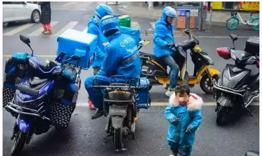 回顧:雲南36歲殘疾單親父親,背著女兒送外賣,用行動體現父愛