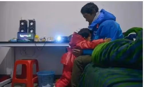 回顧:雲南36歲殘疾單親父親,背著女兒送外賣,用行動體現父愛