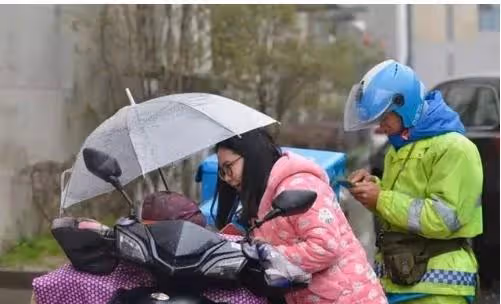 回顧:雲南36歲殘疾單親父親,背著女兒送外賣,用行動體現父愛
