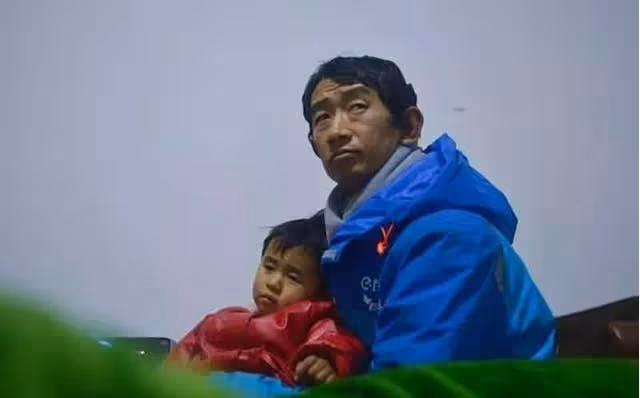 回顧:雲南36歲殘疾單親父親,背著女兒送外賣,用行動體現父愛
