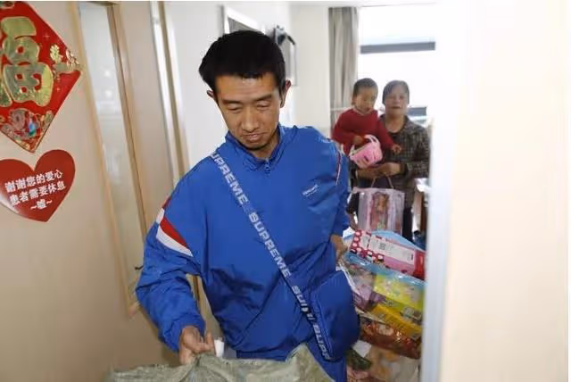 回顧:雲南36歲殘疾單親父親,背著女兒送外賣,用行動體現父愛