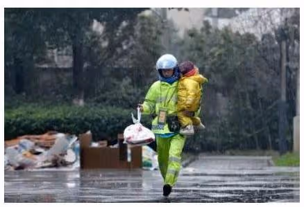 回顧:雲南36歲殘疾單親父親,背著女兒送外賣,用行動體現父愛