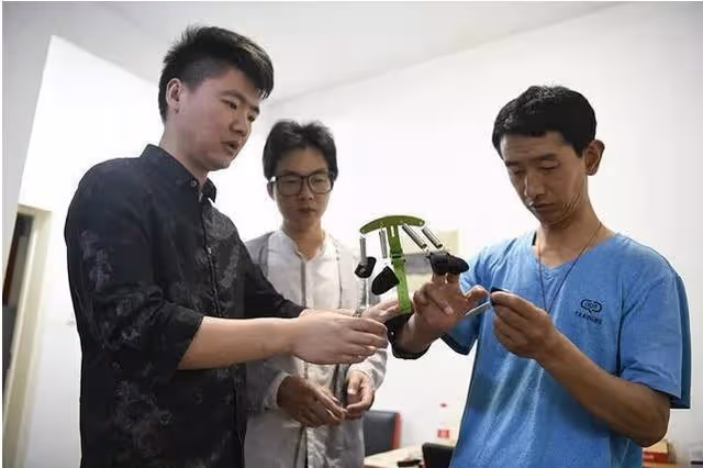 回顧:雲南36歲殘疾單親父親,背著女兒送外賣,用行動體現父愛