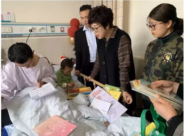 回顧:雲南36歲殘疾單親父親,背著女兒送外賣,用行動體現父愛