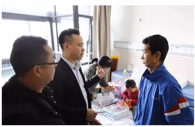 回顧:雲南36歲殘疾單親父親,背著女兒送外賣,用行動體現父愛