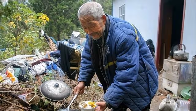 2015年,江蘇拾荒老人死後被翻出21萬現金,為何大爺也不給兒子
