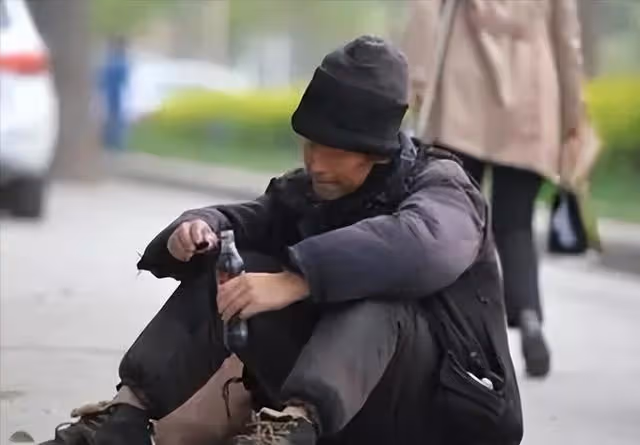 2015年,江蘇拾荒老人死後被翻出21萬現金,為何大爺也不給兒子