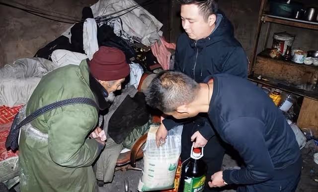2015年,江蘇拾荒老人死後被翻出21萬現金,為何大爺也不給兒子