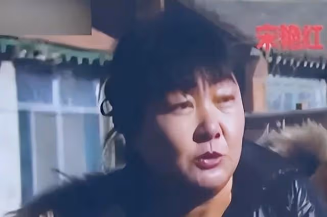 母親的一句臨終囑託,讓她至今55歲仍未嫁人,照顧癱瘓哥哥40年