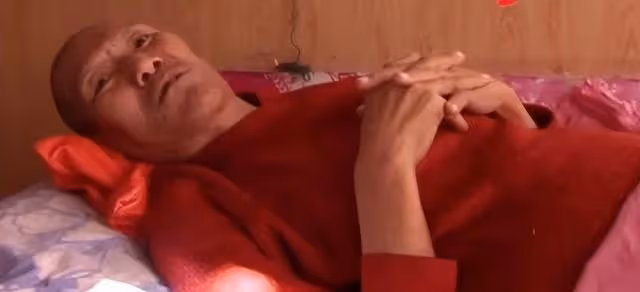 母親的一句臨終囑託,讓她至今55歲仍未嫁人,照顧癱瘓哥哥40年