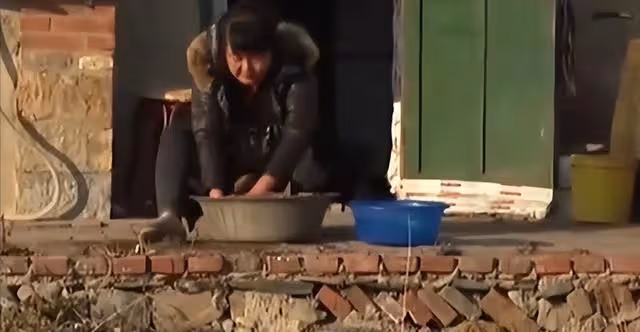 母親的一句臨終囑託,讓她至今55歲仍未嫁人,照顧癱瘓哥哥40年
