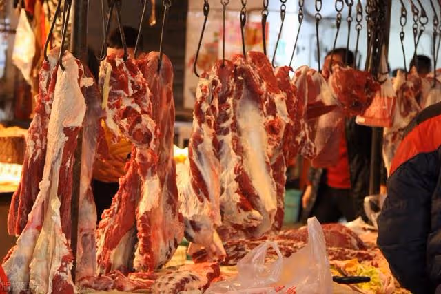 回顧75歲大爺投奔獨女,女兒讓父親住豬圈,老人臨終願望:吃頓肉