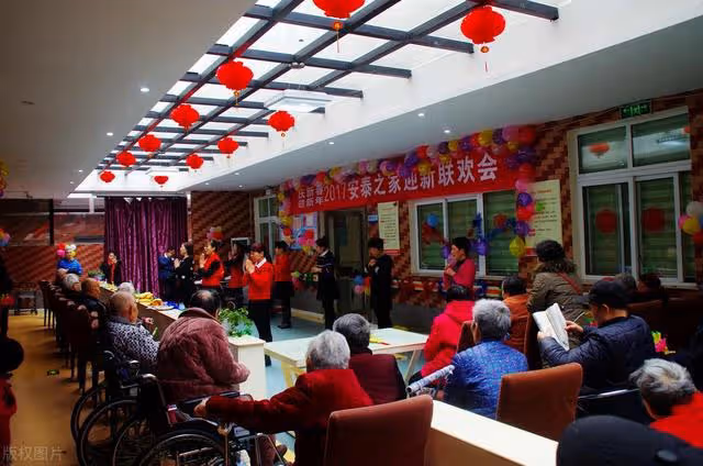 回顧75歲大爺投奔獨女,女兒讓父親住豬圈,老人臨終願望:吃頓肉