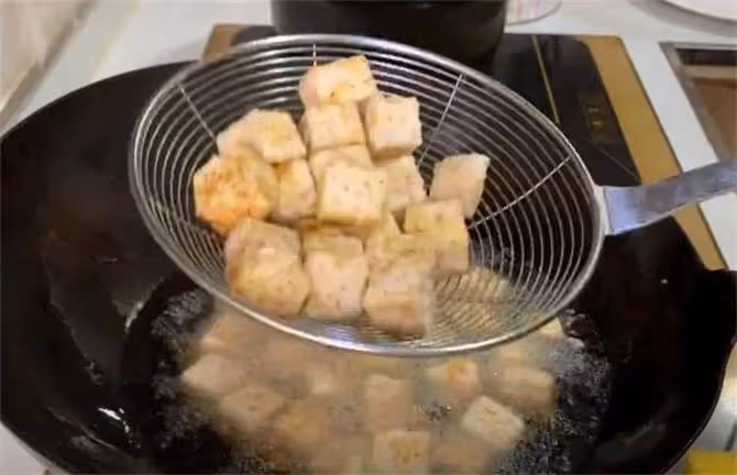 喜歡吃拔絲芋頭一定要收藏,教你特色做法,香甜酥脆,一盤不夠吃~