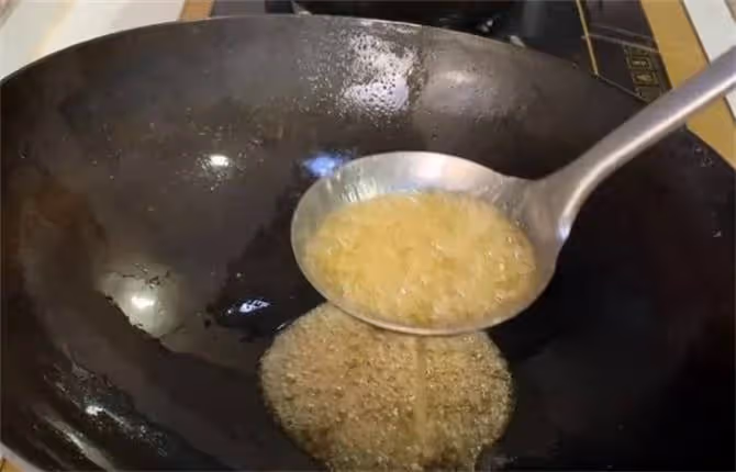 喜歡吃拔絲芋頭一定要收藏,教你特色做法,香甜酥脆,一盤不夠吃~