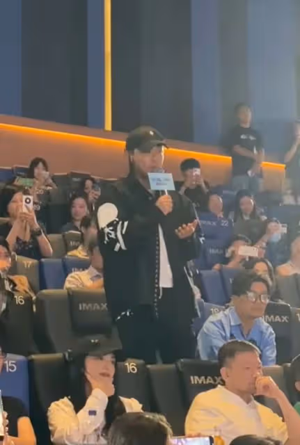 陳思誠看佟麗婭新片首映，被丫丫演技感動流淚，當面提兒子好溫馨