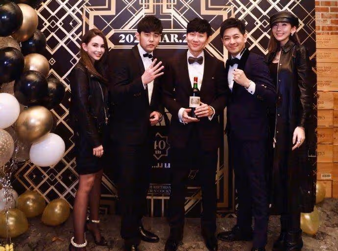 林俊傑曬40歲慶生照:感謝朋友們的一路陪伴