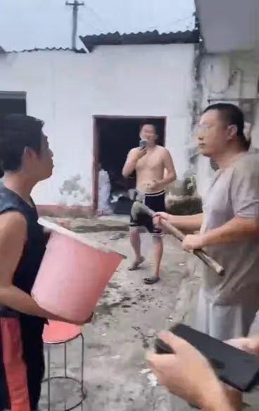 帶秀｜怎麼又是你們？！兩直播員現場械鬥再次召喚JC，彭州山莊恐面臨倒閉！
