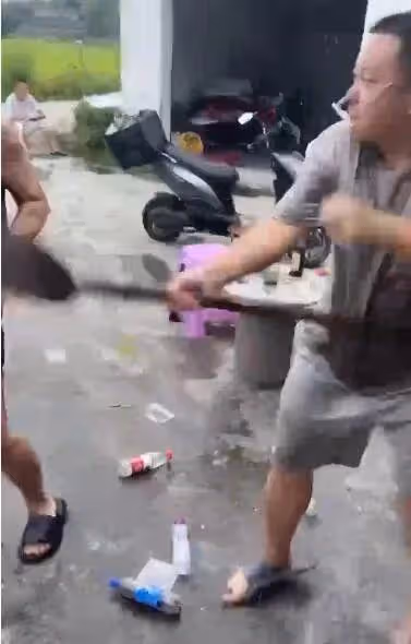 帶秀｜怎麼又是你們？！兩直播員現場械鬥再次召喚JC，彭州山莊恐面臨倒閉！
