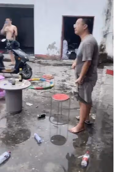 帶秀｜怎麼又是你們？！兩直播員現場械鬥再次召喚JC，彭州山莊恐面臨倒閉！
