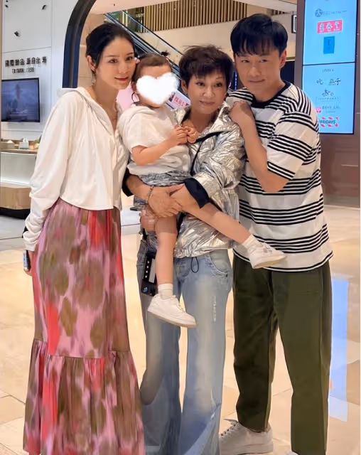 林峯老婆曬一家三口旅行照,佘詩曼驚喜出鏡,小Luna露正臉像爸爸