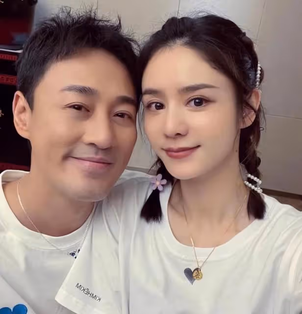 林峯老婆曬一家三口旅行照,佘詩曼驚喜出鏡,小Luna露正臉像爸爸