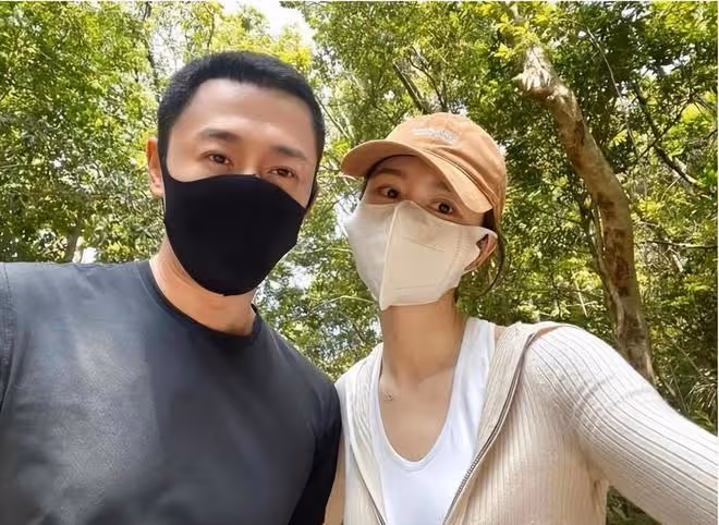林峯老婆曬一家三口旅行照,佘詩曼驚喜出鏡,小Luna露正臉像爸爸